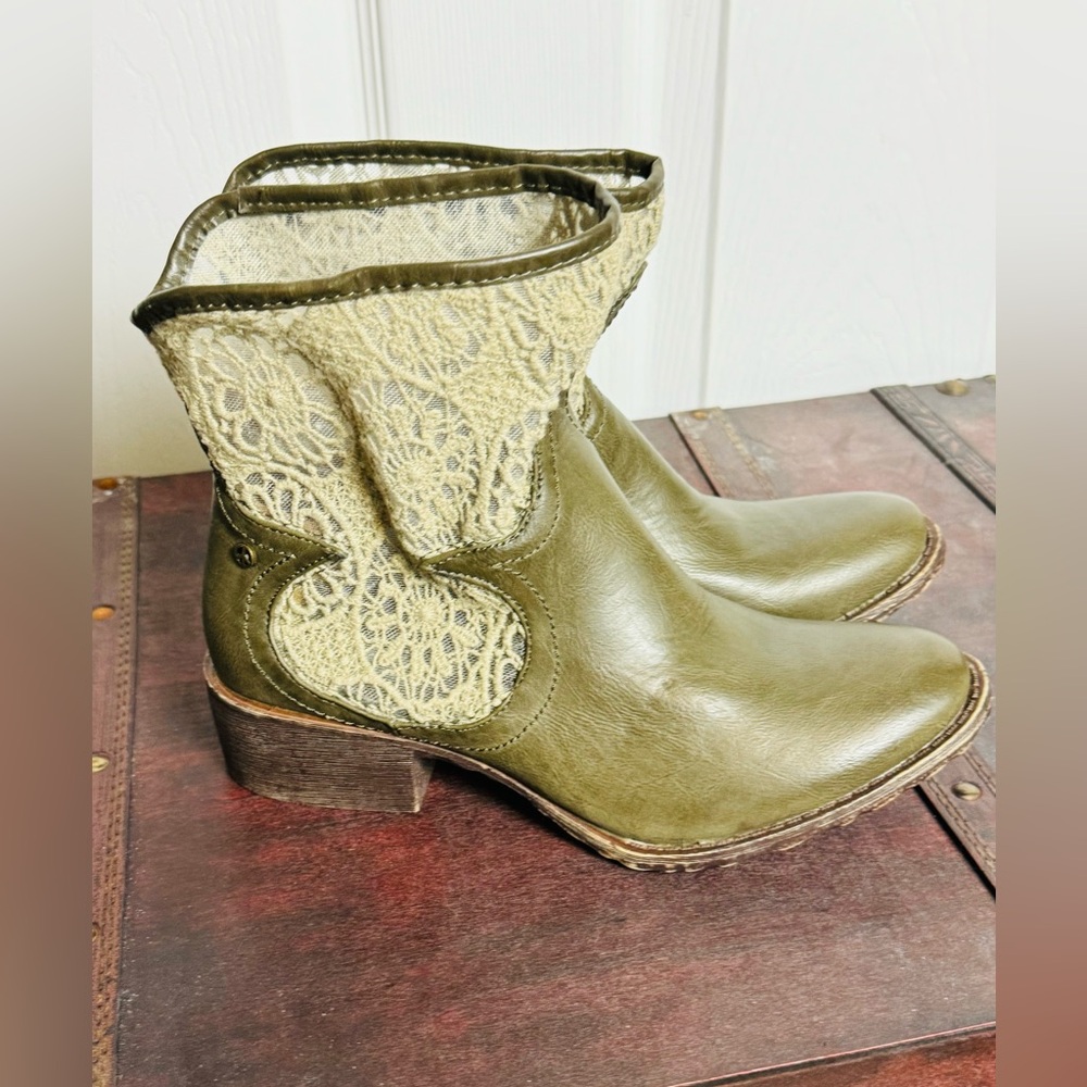 New Women’s Groove Ankle Boots Army Green with Faux Lace Size 6.5